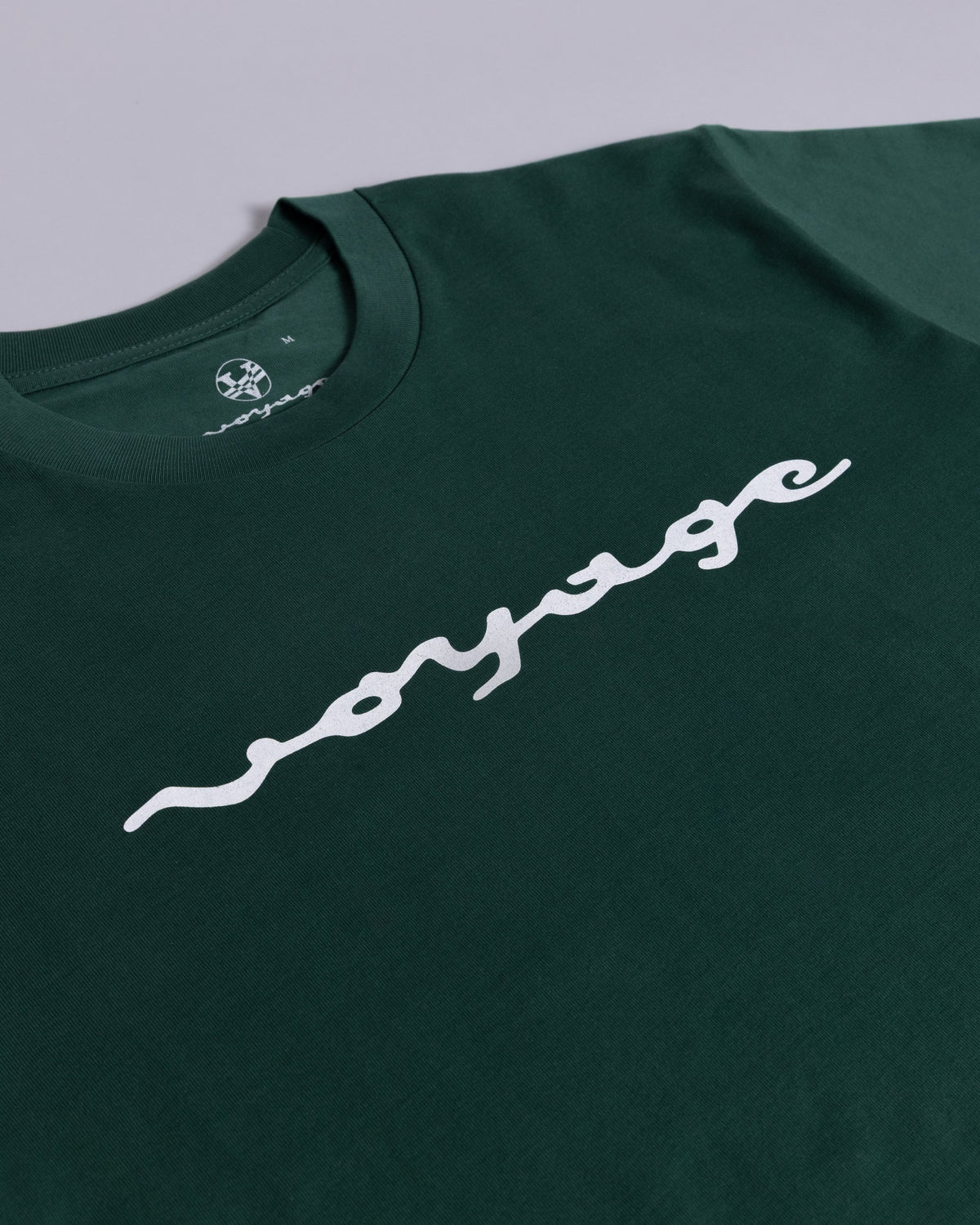 Voyage Script Tee Emerald, detail
