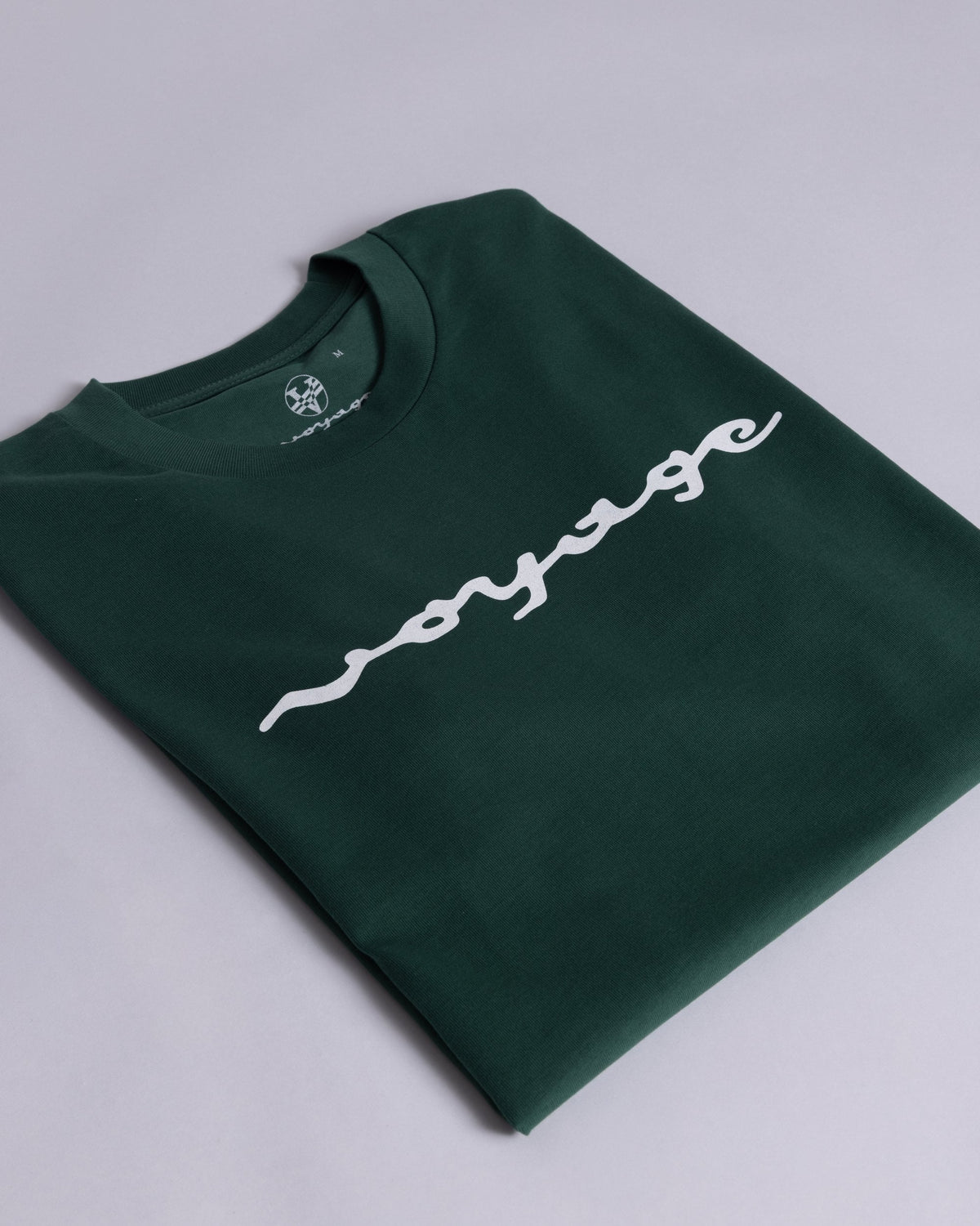 Voyage Script Tee Emerald, close-up