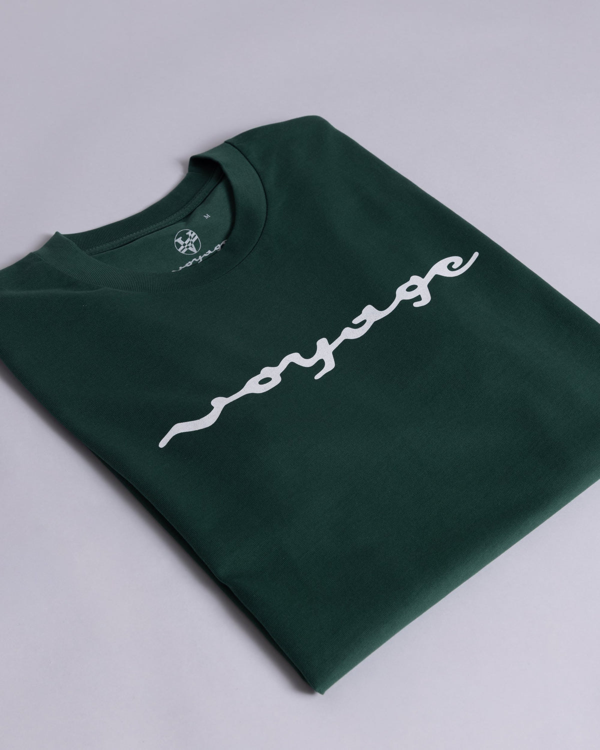 Voyage Script Tee Emerald, close-up detail