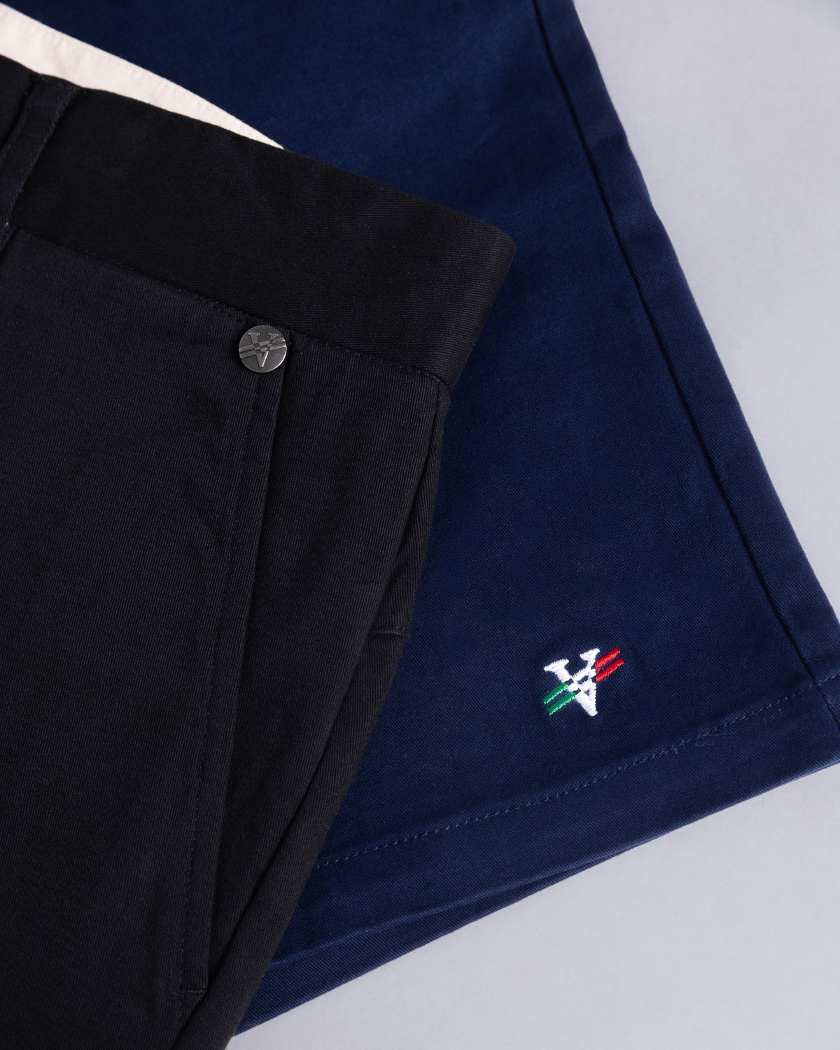 Voyage Bambino Chino Short Black, close-up detail