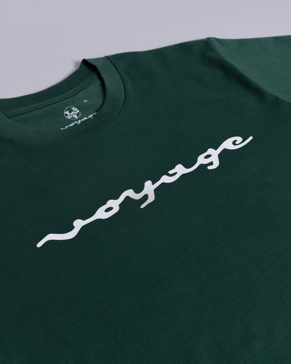 Voyage Script Tee Emerald, detail